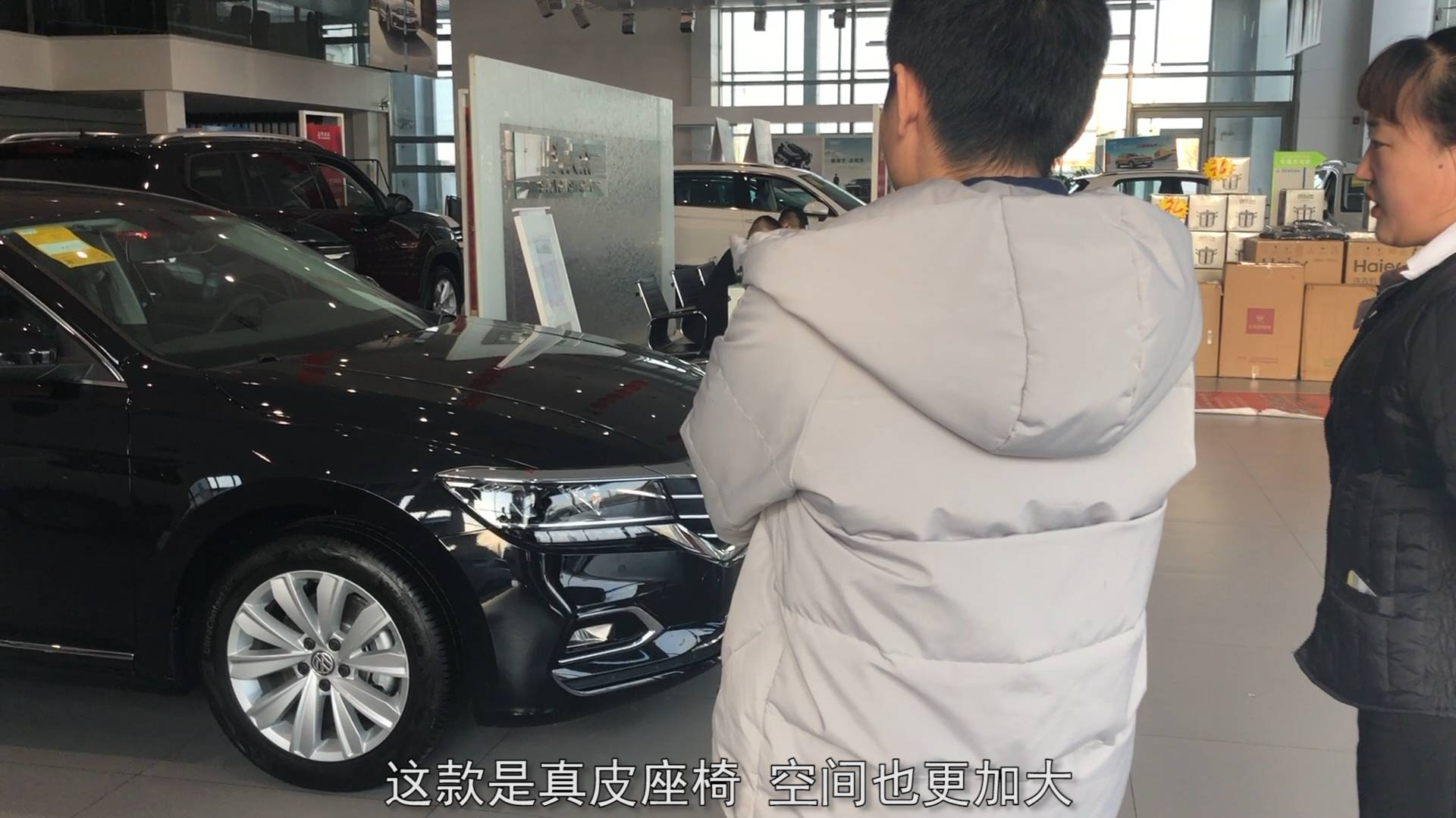 今天陪室友去买车,预算15万,看中一款21万上海大众,准备分期买